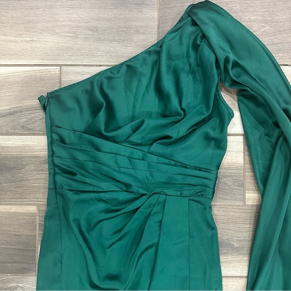 Elegant Green One-Shoulder Dress - Picture 6 of 10